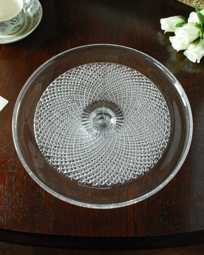 アンティーク 雑貨のガラス小物　アンティーク雑貨　テーブルを華やかにしてくれるガラスのケーキスタンド（アンティークプレスドグラス）。上から見ると美しいデザインアンティークのため、多少の欠け・傷がある場合がありますが、使用上問題はありませんので、ご了承下さい。(pg-5585)