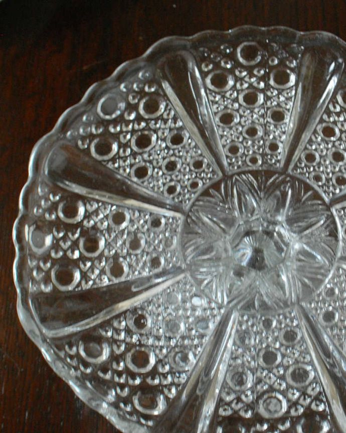 アンティーク雑貨 水玉模様が可愛いアンティークガラスのケーキスタンド（ プレスドグラス）。センターピースとして使われた器脚が付いているケーキスタンドは、テーブルコーディネイトの中心として食卓の真ん中で華を添えるセンターピースとして使われていました。(pg-5586)