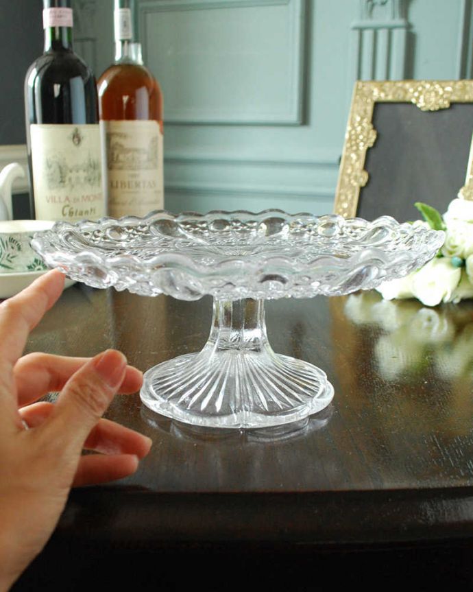 アンティーク雑貨 水玉模様が可愛いアンティークガラスのケーキスタンド（ プレスドグラス）。たっぷり乗せて使えますホールケーキが丸ごと１台乗せれる大きさ。(pg-5586)