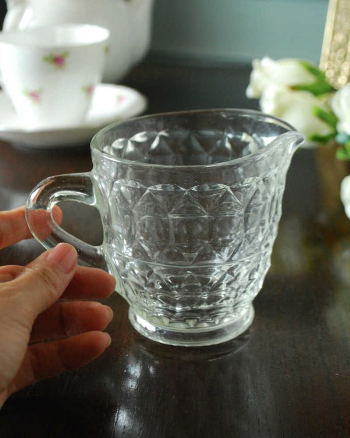 アンティーク 雑貨のガラス小物　アンティーク雑貨　アンティーク プレスドグラス 、ティータイムが楽しくなるガラスのミルクポット。持ち手もしっかり付いています昔と同じようにミルクを入れて使うのはもちろん使い方は自由自在。(pg-5590)