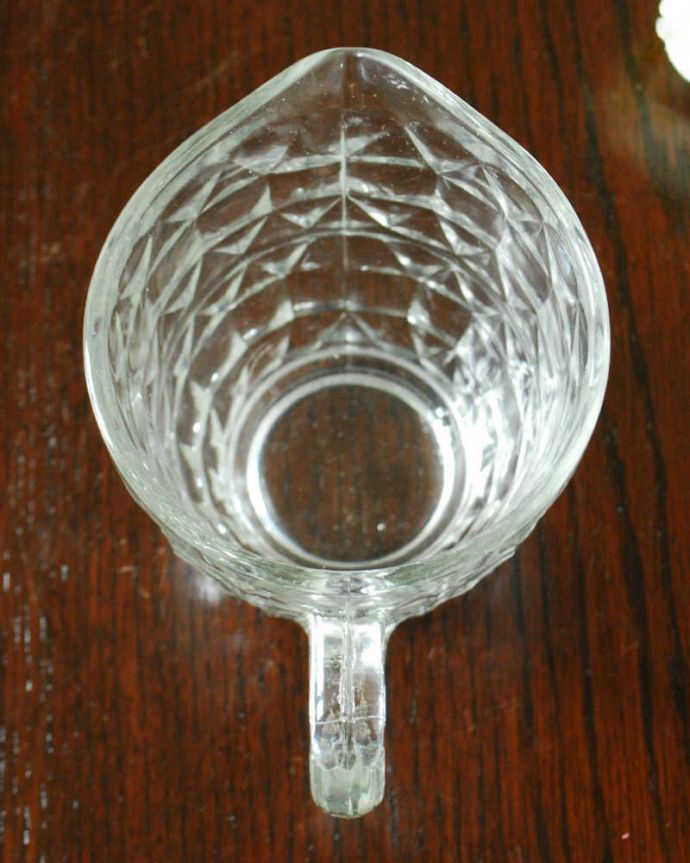 アンティーク 雑貨のガラス小物　アンティーク雑貨　アンティーク プレスドグラス 、ティータイムが楽しくなるガラスのミルクポット。上から見るとこんな感じです。(pg-5590)
