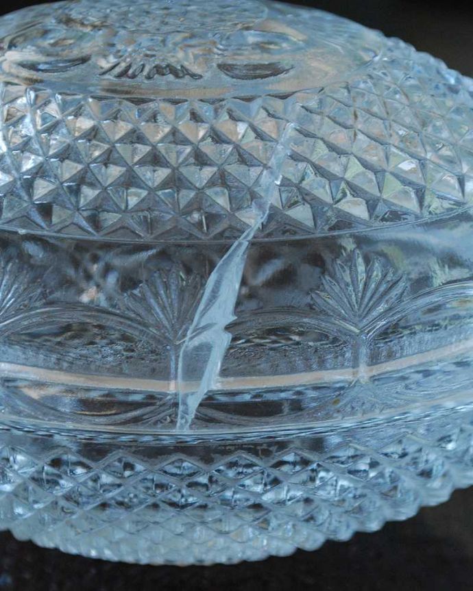 アンティーク 雑貨のガラス小物　アンティーク雑貨　コロンとした可愛いアンティークガラスケース、プレスドグラスのパフケース。カケがあるのでSALE価格ですカケがありました。(pg-5594)