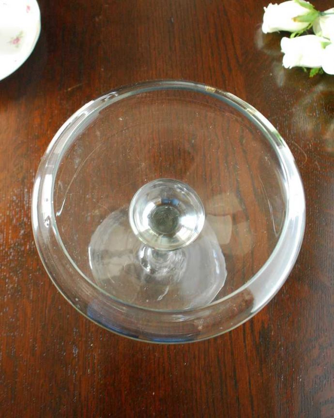 アンティーク 雑貨のガラス小物　アンティーク雑貨　イギリスで見つけたスラッと長い脚が美しいアンティークガラスのデザートグラス。上から見ると美しいデザインアンティークのため、多少の欠け・傷がある場合がありますが、使用上問題はありませんので、ご了承下さい。(pg-5597)