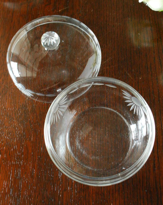 アンティーク 雑貨のガラス小物　アンティーク雑貨　ちょこんとついた取っ手との可愛いプレスドグラス、アンティークのガラスキャニスター。中を見るとこんな感じアンティークなので多少のキズ・欠けがある場合がありますが、使用上問題ありませんのでご了承下さい。(pg-5599)