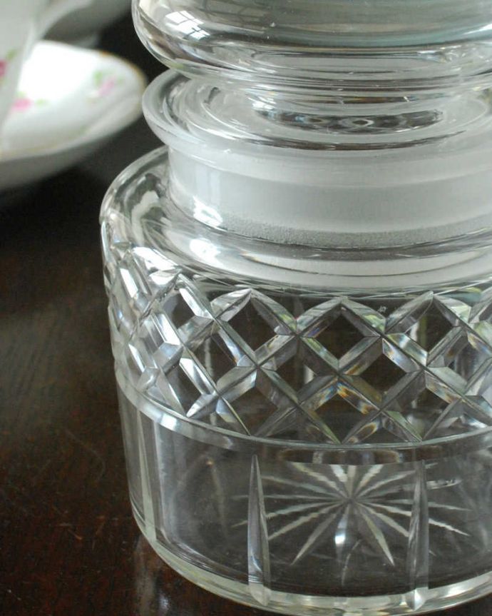 アンティーク 雑貨のガラス小物　アンティーク雑貨　きらきら輝くダイヤ模様のアンティークプレスドグラス(ピクルスジャー)。英国の食卓になくてはならないピクルスジャーイギリスの人が大好きなピクルスを入れるために作られた器。(pg-5601)