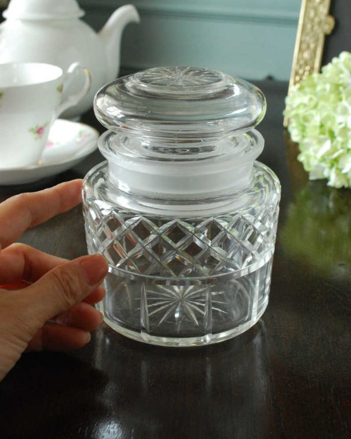 アンティーク 雑貨のガラス小物　アンティーク雑貨　きらきら輝くダイヤ模様のアンティークプレスドグラス(ピクルスジャー)。ふたを開ける度にワクワク置いておくだけで絵になる可愛らしさ。(pg-5601)
