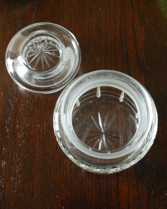 アンティーク 雑貨のガラス小物　アンティーク雑貨　きらきら輝くダイヤ模様のアンティークプレスドグラス(ピクルスジャー)。中身を見るとこんな感じコンディションのいいものだけを選んできたので、仕様上問題はありません。(pg-5601)