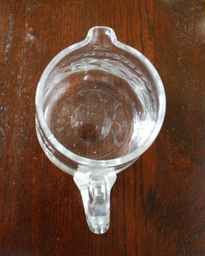 アンティーク 雑貨のガラス小物　アンティーク雑貨　幾何学模様がキラッと輝くレモネードジャグ、アンティークプレスドグラス。上から見るとこんな感じです。(pg-5603)