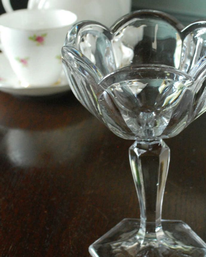 アンティーク 雑貨のガラス小物　アンティーク雑貨　お花が咲いたような可愛いデザインのアンティーク デザートグラス（プレスドグラス）。デザート用に作られた美しいガラスの器食卓で使われたガラスはどれも美しいですが、特にめずらしいデザート用。(pg-5604)