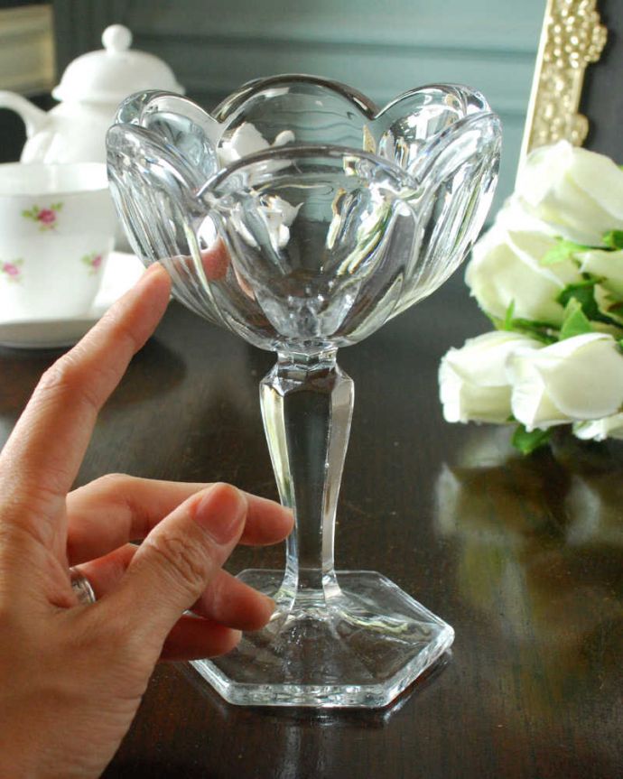アンティーク 雑貨のガラス小物　アンティーク雑貨　お花が咲いたような可愛いデザインのアンティーク デザートグラス（プレスドグラス）。どれも個性的で美しい形が個性的なデザート用のグラス。(pg-5604)