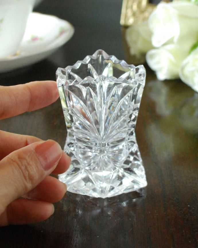 アンティーク 雑貨のガラス小物　アンティーク雑貨　繊細なカッティングが美しい１輪挿し、小さなアンティークプレスドグラス。お花を１輪挿すだけ花器が美しいので１輪挿すだけでパッと華やかになります。(pg-5606)
