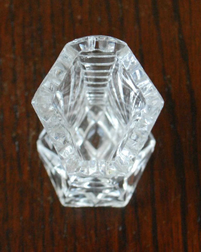 アンティーク 雑貨のガラス小物　アンティーク雑貨　繊細なカッティングが美しい１輪挿し、小さなアンティークプレスドグラス。上から見るとこんな感じですアンティークなので多少のキズ・欠けがある場合がありますが、使用上問題ありませんのでご了承下さい。(pg-5606)