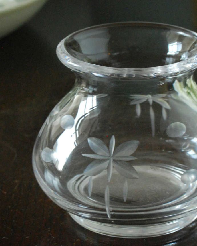 アンティーク 雑貨のガラス小物　アンティーク雑貨　シルエットが可愛い小さなフラワーベース、アンティークプレスドグラス。贅沢な時間が流れる1人用のパーソナル花器1人に1つずつ、お花を入れてテーブルにセットされていたパーソナル花器。(pg-5610)