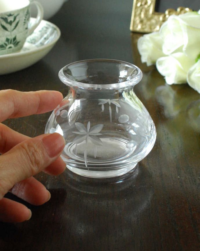 アンティーク 雑貨のガラス小物　アンティーク雑貨　シルエットが可愛い小さなフラワーベース、アンティークプレスドグラス。お花を１輪挿すだけ花器が美しいので１輪挿すだけでパッと華やかになります。(pg-5610)