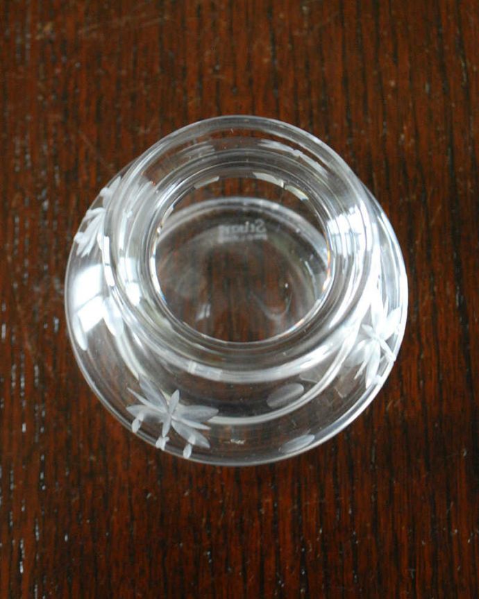 アンティーク 雑貨のガラス小物　アンティーク雑貨　シルエットが可愛い小さなフラワーベース、アンティークプレスドグラス。上から見るとこんな感じですアンティークなので多少のキズ・欠けがある場合がありますが、使用上問題ありませんのでご了承下さい。(pg-5610)