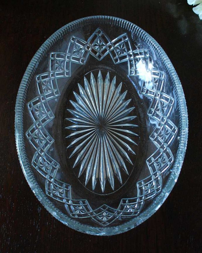 アンティーク 雑貨のガラス小物　アンティーク雑貨　オーバルタイプの幾何学模様が美しいガラスボウル、アンティークプレスドガラス。上から見るとこんな感じです。(pg-5623)