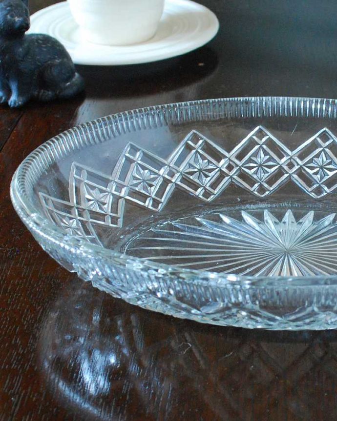 アンティーク 雑貨のガラス小物　アンティーク雑貨　オーバルタイプの幾何学模様が美しいガラスボウル、アンティークプレスドガラス。食事の時間を楽しく過ごすために作られた器貴重だったガラスがプレスドグラスの発達によって気軽に手に入るようになった時代に作られたテーブルウェア。(pg-5623)