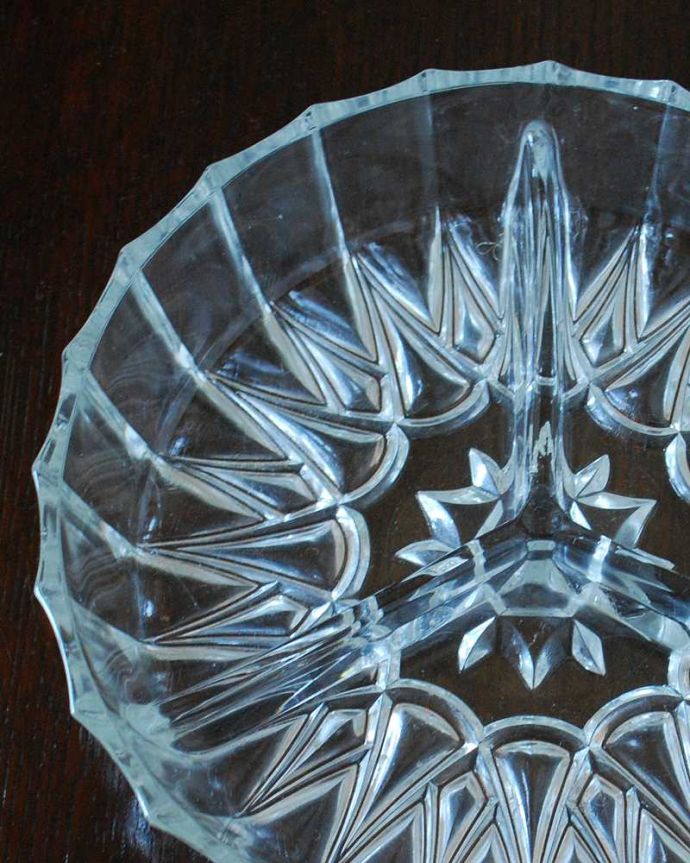アンティーク 雑貨のガラス小物　アンティーク雑貨　輝きも美しいイギリスのアンティークプレスドグラスの仕切り付きプレート。食事の時間を楽しく過ごすために作られた器貴重だったガラスがプレスドグラスの発達によって気軽に手に入るようになった時代に作られたテーブルウェア。(pg-5625)