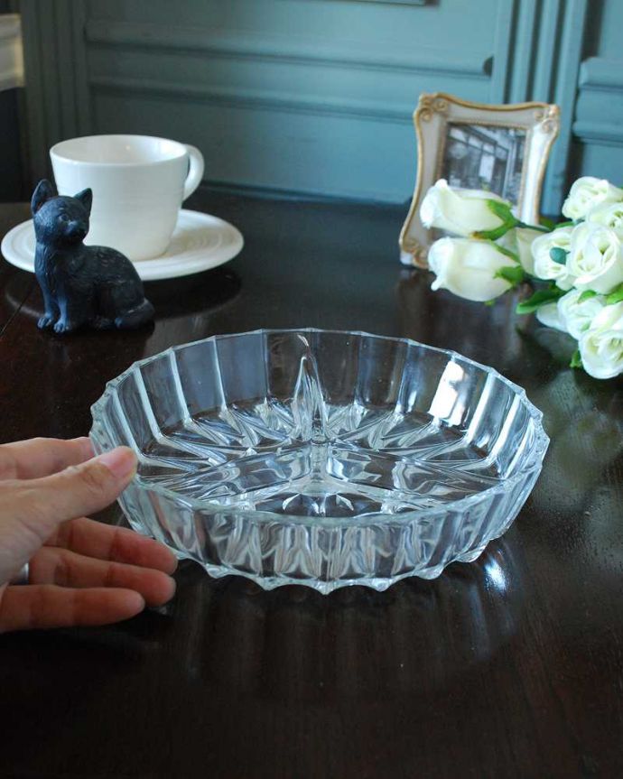 アンティーク 雑貨のガラス小物　アンティーク雑貨　輝きも美しいイギリスのアンティークプレスドグラスの仕切り付きプレート。いろいろ便利に使えます仕切りが付いているので食卓で使うのはもちろん、アクセサリーを並べたり自分だけの使い方を楽しんで下さい。(pg-5625)