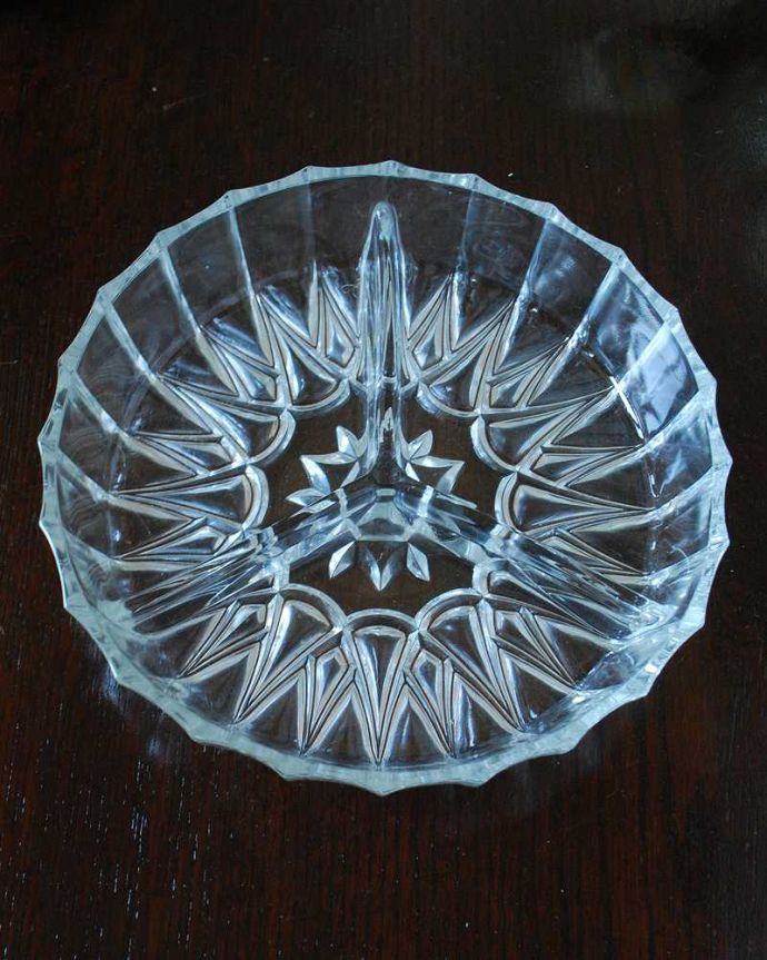 アンティーク 雑貨のガラス小物　アンティーク雑貨　輝きも美しいイギリスのアンティークプレスドグラスの仕切り付きプレート。上から見るとこんな感じです。(pg-5625)