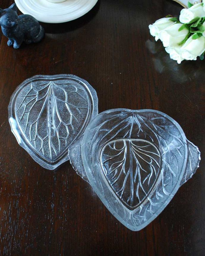 アンティーク 雑貨のガラス小物　アンティーク雑貨　リーフモチーフのフタ付きアンティークプレスドグラス、葉のかたちをしたガラスの小物入れ。中を見るとこんな感じアンティークなので多少のキズ・欠けがある場合がありますが、使用上問題ありませんのでご了承下さい。(pg-5627)