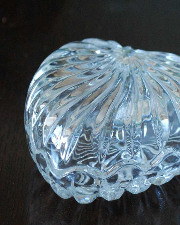 アンティーク 雑貨のガラス小物　アンティーク雑貨　愛らしいハートのガラスケース、フタ付きアンティークプレスドグラス。ハートのモチーフが形が可愛い女性のための器もともとはドレッシングチェストの上に置いて、コットンやパフなどを収納するために作られたプレスドグラスです。(pg-5628)