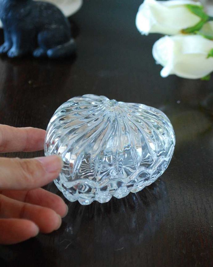 アンティーク 雑貨のガラス小物　アンティーク雑貨　愛らしいハートのガラスケース、フタ付きアンティークプレスドグラス。ふたを開ける度にドキドキキラキラに輝く小物入れ。(pg-5628)