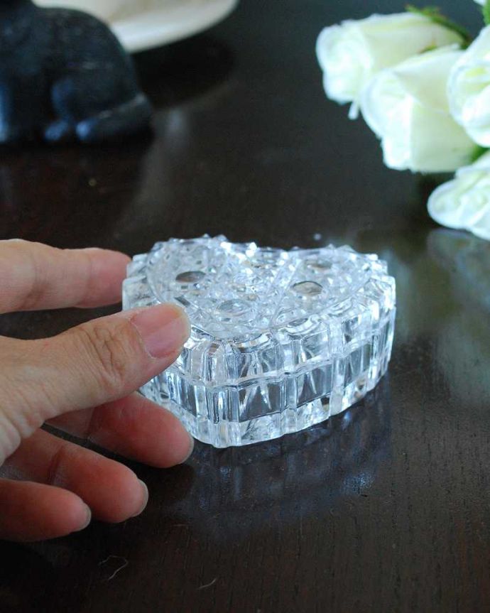 アンティーク 雑貨のガラス小物　アンティーク雑貨　輝きは宝石のような美しいハートの小物入れ 、アンティークプレスドグラス。ふたを開ける度にドキドキキラキラに輝く小物入れ。(pg-5629)