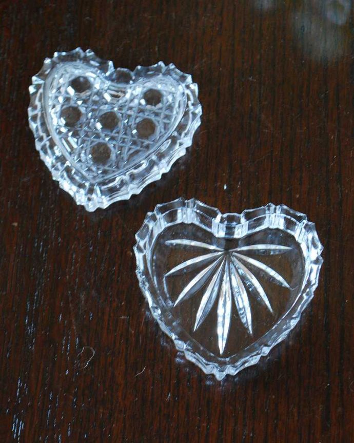 アンティーク 雑貨のガラス小物　アンティーク雑貨　輝きは宝石のような美しいハートの小物入れ 、アンティークプレスドグラス。上から見ると･･･こんなに可愛いハート型。(pg-5629)