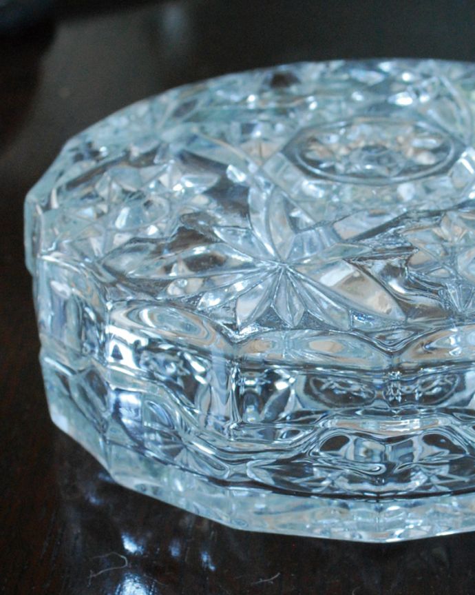 アンティーク 雑貨のガラス小物　アンティーク雑貨　たっぷりとお花のカッティングが刻まれた、フタ付きガラスのアンティークアクセサリーケース。重ねても、別々でも･･･同じデザインの器を重ねて使うことが出来るプレスドグラス。(pg-5630)