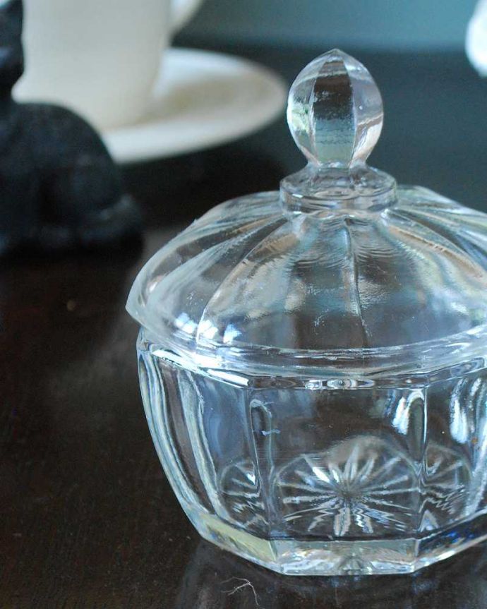 アンティーク 雑貨のガラス小物　アンティーク雑貨　ガラスの可愛い小物入れ、アンティークプレスドグラス（キャニスター）。女性のために作られたパフボール入れもともとは女性がお化粧するためのコットンやパフを収納するために作られた器。(pg-5631)