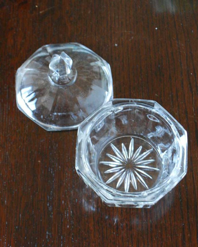 アンティーク 雑貨のガラス小物　アンティーク雑貨　ガラスの可愛い小物入れ、アンティークプレスドグラス（キャニスター）。上から見るとこんな感じアンティークなので多少のキズや欠けがある場合がありますが、使用上問題はありませんのでご了承下さい。(pg-5631)