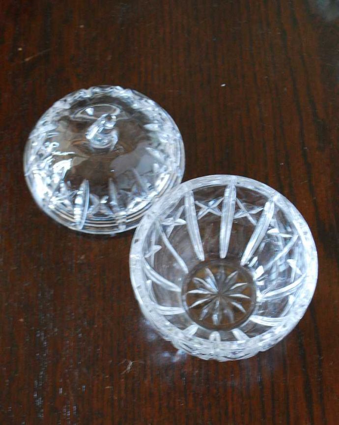 アンティーク 雑貨のガラス小物　アンティーク雑貨　リンゴのような可愛いシルエットのガラスケース、アンティークプレスドグラス。中を見るとこんな感じアンティークなので多少のキズ・欠けがある場合がありますが、使用上問題ありませんのでご了承下さい。(pg-5632)