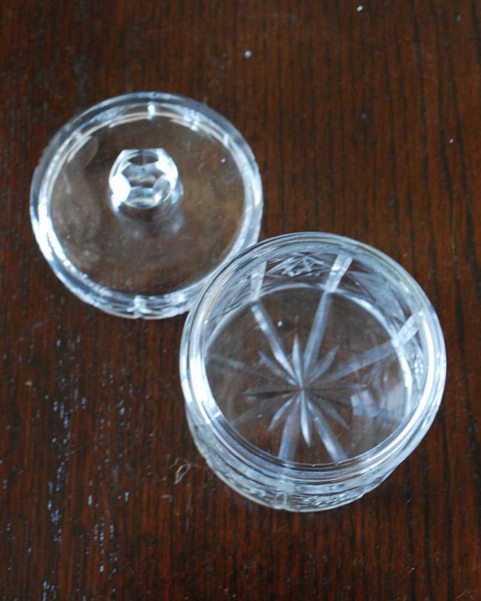 アンティーク 雑貨のガラス小物　アンティーク雑貨　フタ付きのアンティークガラスケース、筒形のプレスドグラス（小物入れ）。上から見るとこんな感じアンティークなので多少のキズや欠けがある場合がありますが、使用上問題はありませんのでご了承下さい。(pg-5633)