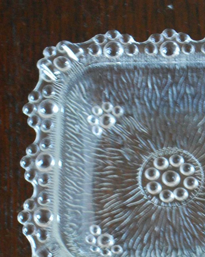 アンティーク 雑貨のガラス小物　アンティーク雑貨　水玉模様がキレイなアンティーク プレスドグラストレイ（小さなガラスプレート）。ドレッシングセットの1つだったアクセサリートレイパフケースと燭台と一緒にトレイの上に乗せられていた小さなアクセサリートレイ。(pg-5634)