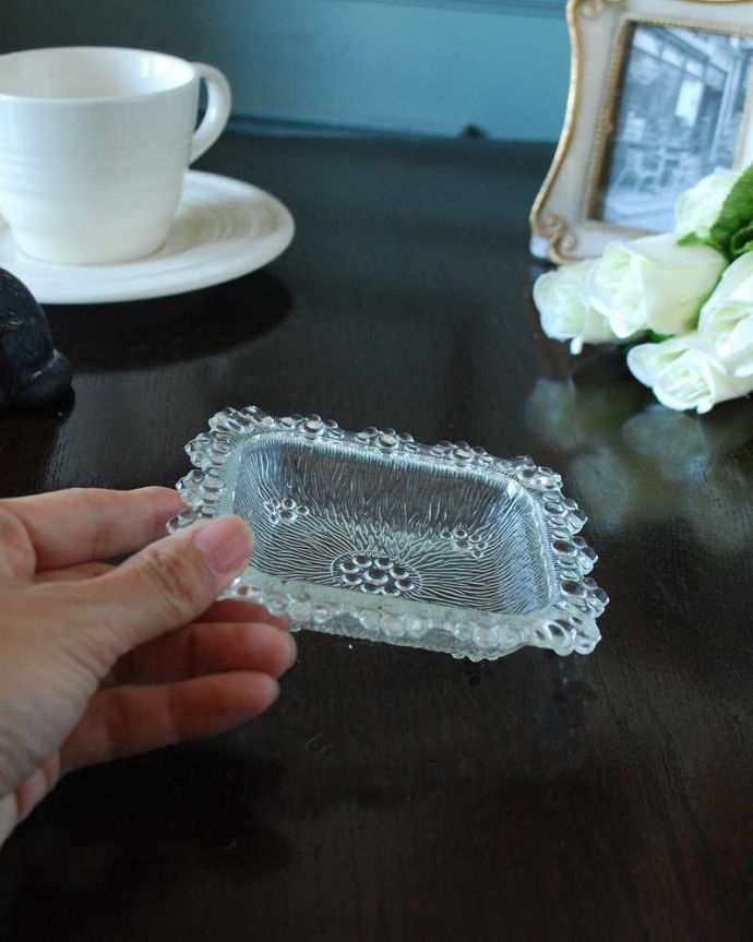 アンティーク 雑貨のガラス小物　アンティーク雑貨　水玉模様がキレイなアンティーク プレスドグラストレイ（小さなガラスプレート）。小さなサイズが可愛い何個でも集めたくなっちゃう手のひらサイズ。(pg-5634)