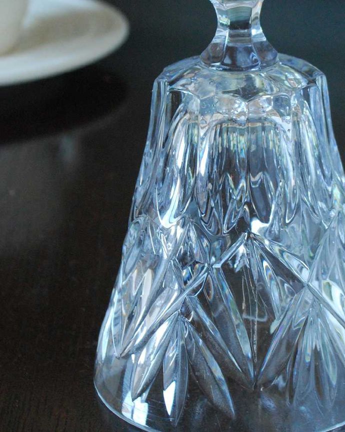アンティーク 雑貨のガラス小物　アンティーク雑貨　ハンドルが美しい輝くガラスのディナーベル、アンティーク プレスドグラス。装飾も美しいガラスで出来たベル使用人を呼ぶために日常的に使われていたベル。(pg-5641)