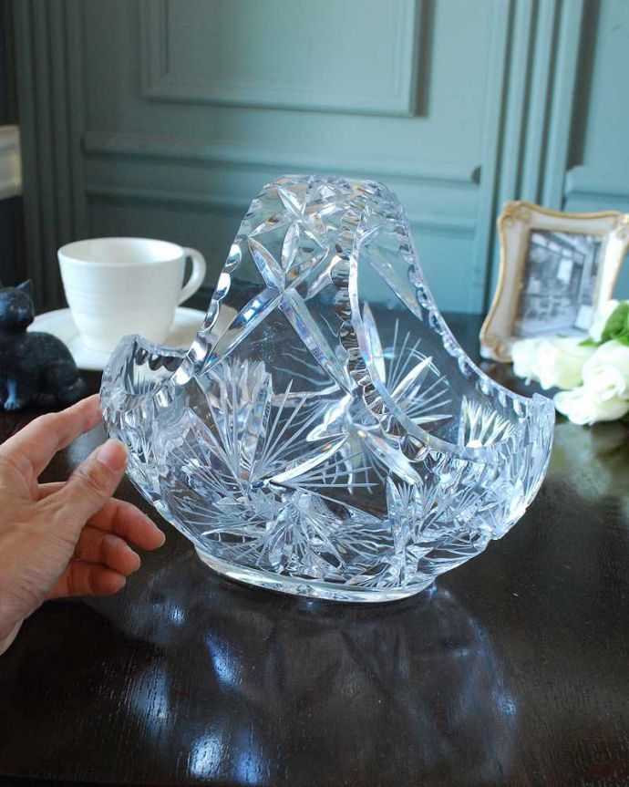 アンティーク 雑貨のガラス小物　アンティーク雑貨　英国アンティークのインテリア雑貨、華やかなガラスバスケット（プレスドグラス）。サイズはこれくらいです大きいものから小さいものまでサイズがいろいろあるバスケット。(pg-5642)