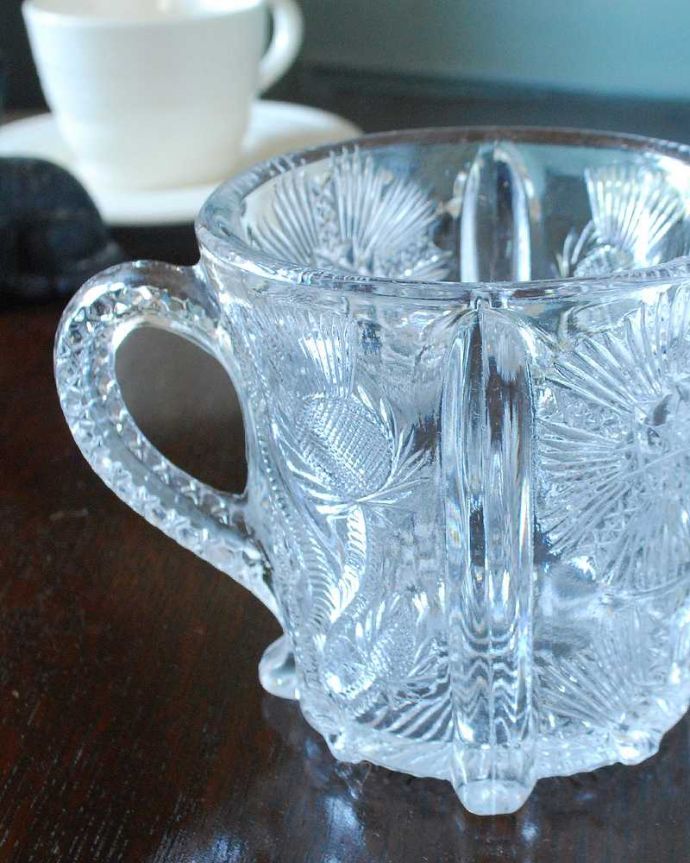 アンティーク雑貨 キラキラと美しく輝く持ち手付きのアンティークプレスドグラス（あざみ）。食事の時間を楽しく過ごすために作られた器貴重だったガラスがプレスドグラスの発達によって気軽に手に入るようになった時代に作られたテーブルウェア。(pg-5643)