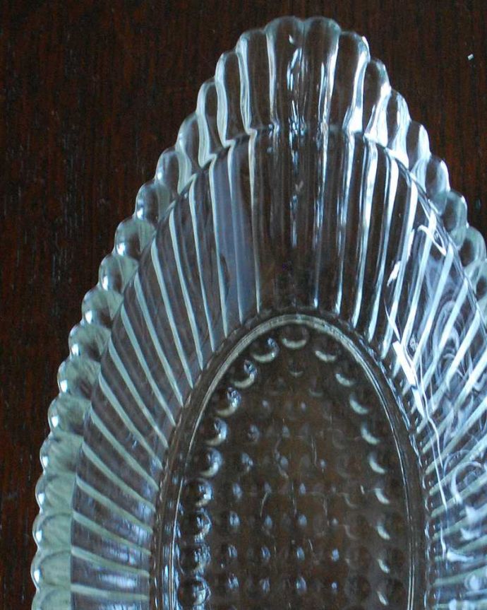 アンティーク 雑貨のガラス小物　アンティーク雑貨　かたちもお洒落なアンティークガラストレイ、アンティーク プレスドグラスプレート （お皿）。食事の時間を楽しく過ごすために作られた器貴重だったガラスがプレスドグラスの発達によって気軽に手に入るようになった時代に作られたテーブルウェア。(pg-5644)