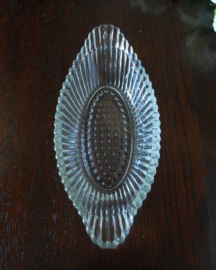 アンティーク 雑貨のガラス小物　アンティーク雑貨　かたちもお洒落なアンティークガラストレイ、アンティーク プレスドグラスプレート （お皿）。上から見るとこんな感じです。(pg-5644)