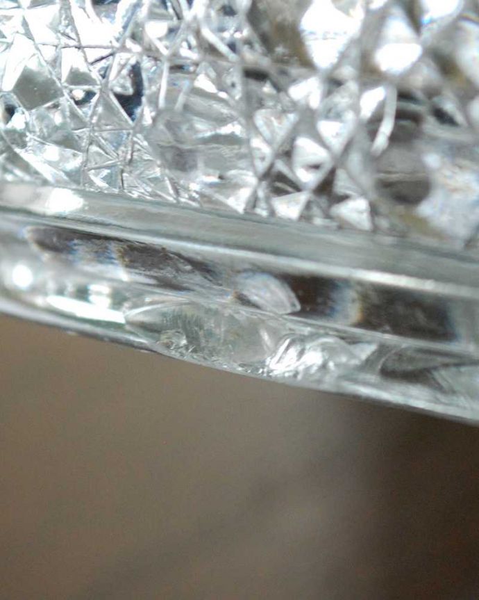 アンティーク 雑貨のガラス小物　アンティーク雑貨　ゴールドの縁どりがキラっと輝くアンティークプレート（ガラスボール）。カケがあるのでSALE価格ですカケがありました。(pg-5648)