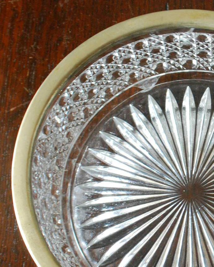 アンティーク 雑貨のガラス小物　アンティーク雑貨　ゴールドの縁どりがキラっと輝くアンティークプレート（ガラスボール）。食事の時間を楽しく過ごすために作られた器貴重だったガラスがプレスドグラスの発達によって気軽に手に入るようになった時代に作られたテーブルウェア。(pg-5648)
