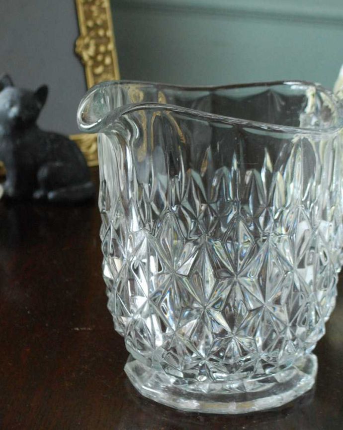 アンティーク 雑貨のガラス小物　アンティーク雑貨　キラキラ輝くダイヤ型が美しいアンティークプレスドグラスのウォータージャグ。英国の家庭には必ずあるウォータージャグアルコールを飲まない人のためにテーブルの中央にお水を置いて置かれていたウォータージャグ。(pg-5652)