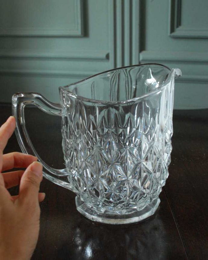 アンティーク 雑貨のガラス小物　アンティーク雑貨　キラキラ輝くダイヤ型が美しいアンティークプレスドグラスのウォータージャグ。いろんな使い方が出来ます飲み物を入れるのはもちろんフラワーベースとしても使いやすい便利なサイズです。(pg-5652)