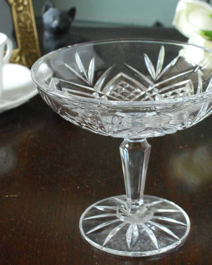 アンティーク 雑貨のガラス小物　アンティーク雑貨　お花が華やかなアンティークガラスのデザートグラス（プレスドグラス）。デザート用に作られた美しいガラスの器食卓で使われたガラスはどれも美しいですが、特にめずらしいデザート用。(pg-5653)