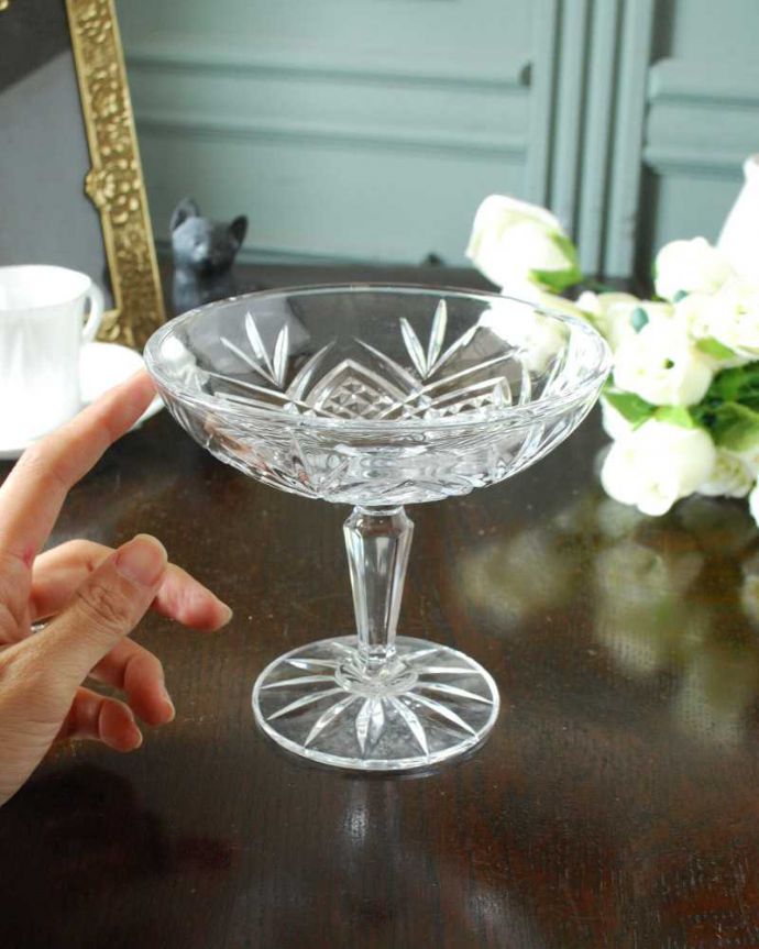 アンティーク 雑貨のガラス小物　アンティーク雑貨　お花が華やかなアンティークガラスのデザートグラス（プレスドグラス）。どれも個性的で美しい形が個性的なデザート用のグラス。(pg-5653)