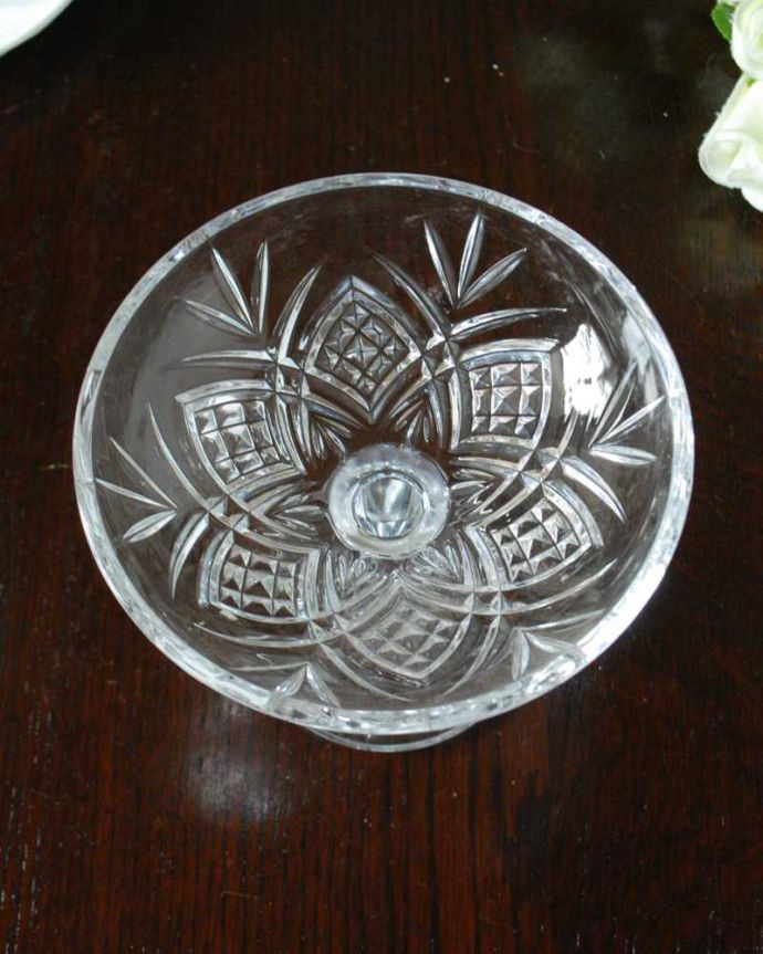 アンティーク 雑貨のガラス小物　アンティーク雑貨　お花が華やかなアンティークガラスのデザートグラス（プレスドグラス）。上から見るとこんな形アンティークなので多少のキズやカケがある場合はありますが、使用上問題はありませんのでご了承下さい。(pg-5653)