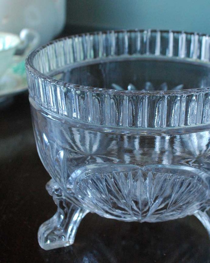 アンティーク 雑貨のガラス小物　アンティーク雑貨　ちょこんと付いた脚がカワイイ小さなガラスボウル（アンティークプレスドグラス） 。食事の時間を楽しく過ごすために作られた器貴重だったガラスがプレスドグラスの発達によって気軽に手に入るようになった時代に作られたテーブルウェア。(pg-5654)