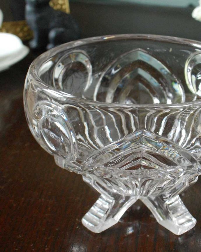 アンティーク 雑貨のガラス小物　アンティーク雑貨　可愛い脚付きのアンティークプレスドグラスのデザートボウル。食事の時間を楽しく過ごすために作られた器貴重だったガラスがプレスドグラスの発達によって気軽に手に入るようになった時代に作られたテーブルウェア。(pg-5655)